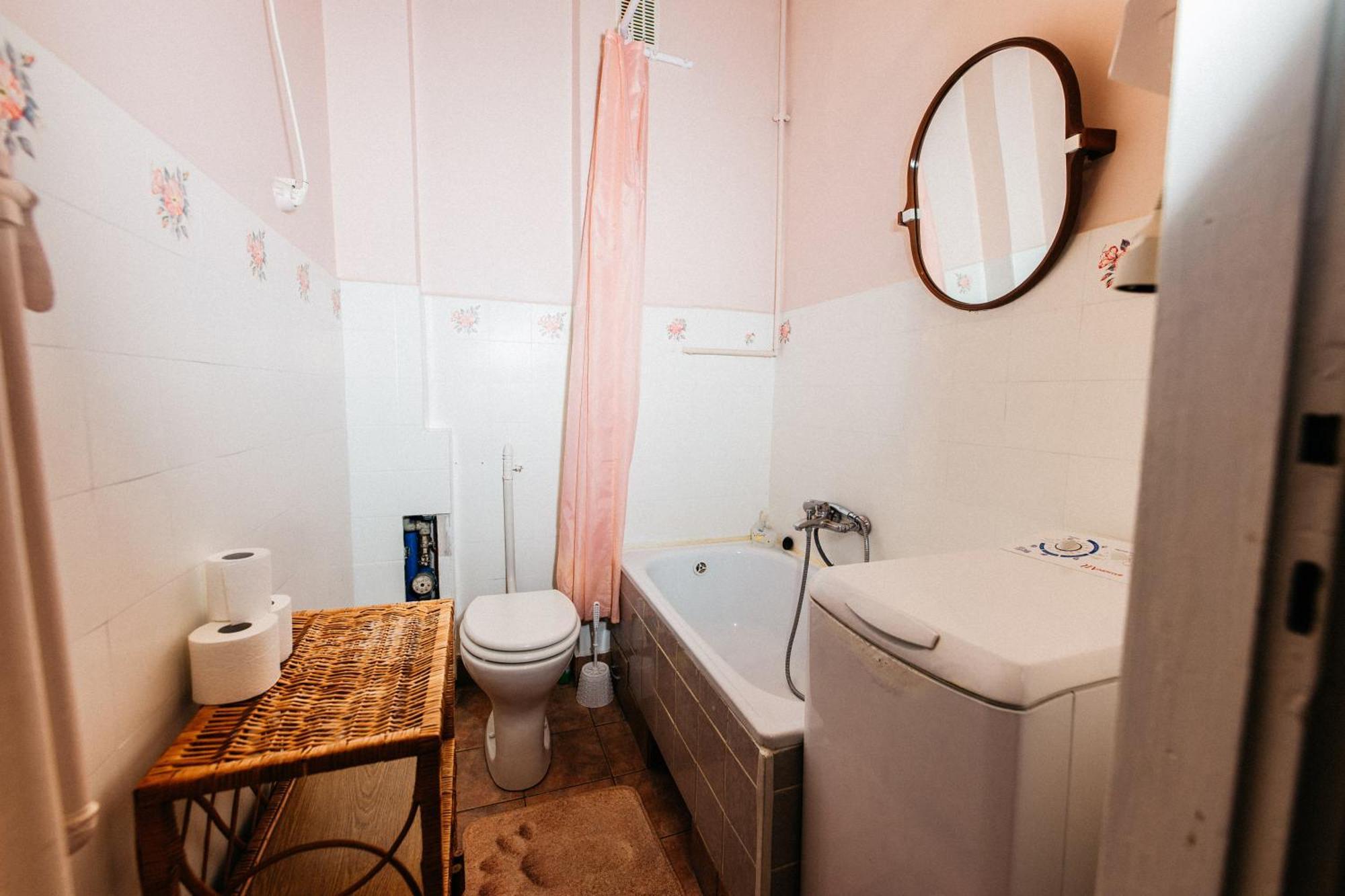 Feel The Old Socialist Style Apartment Cracovia Esterno foto